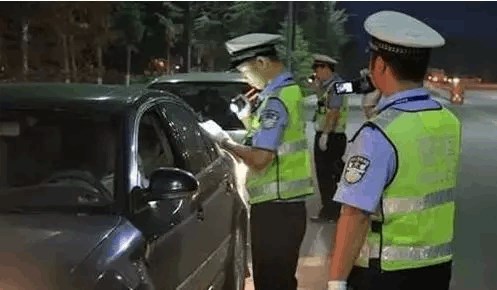 直播交警被撞飞