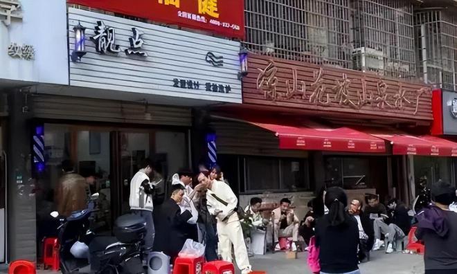 晓华理发店门口已有特警执勤