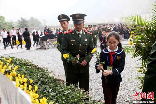 西藏地震发布会现场为遇难者默哀