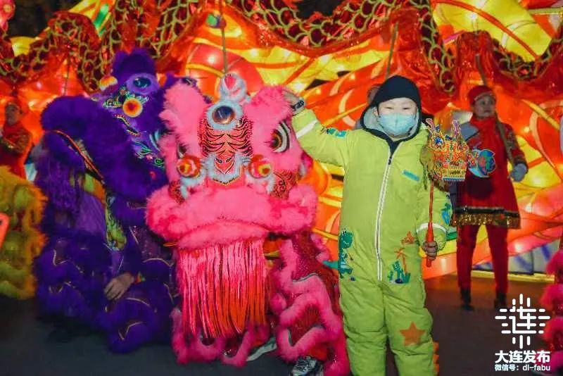 长沙街头外国人扮财神拜锦鲤刮彩票