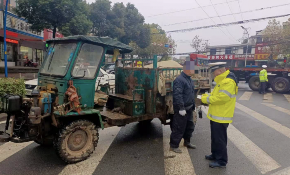 超载渣土车为躲处罚雇人盯梢交警