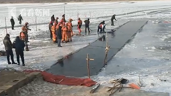 被困冰下的冬泳大爷遗体被捞上岸