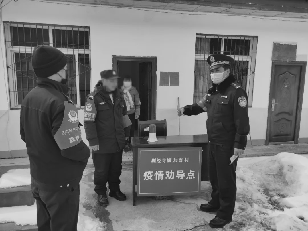 民警牺牲 2岁儿子在墓前喊爸起来