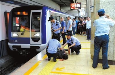 美国男子地铁站将陌生人推下站台