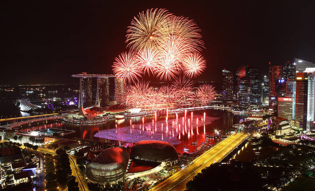 跨年夜后湖南株洲河边遍地烟花垃圾