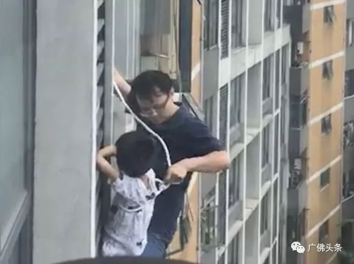 俄男子把前女友扔下9楼后跳楼身亡