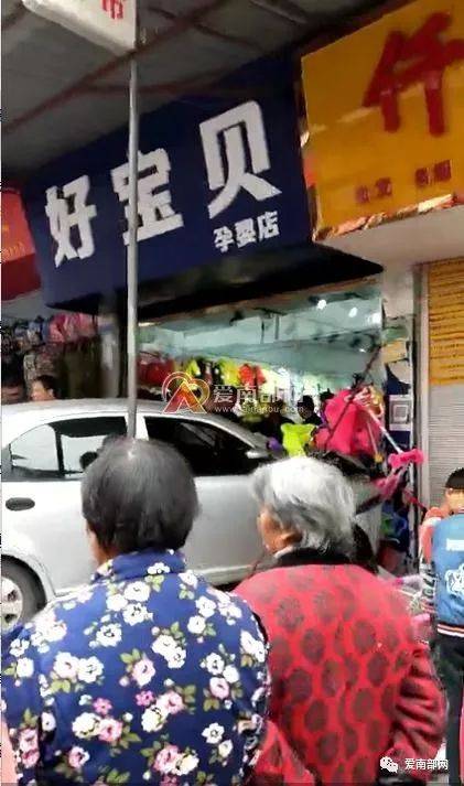 干洗店回应烟花冲进店铺致衣服受损