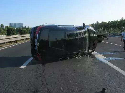 轿车刹车失灵 民警驾车硬生生挡下