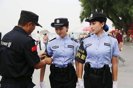 震区辅警挖到儿女生前衣物跪地痛哭