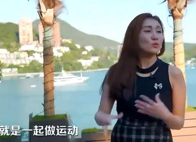 何超盈带女儿参加升旗礼